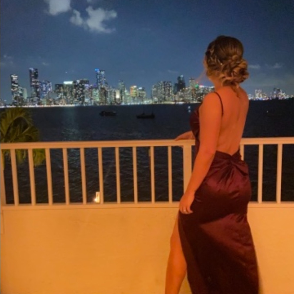 Red wine dress backless ideal for a Christmas party, a wedding, etc